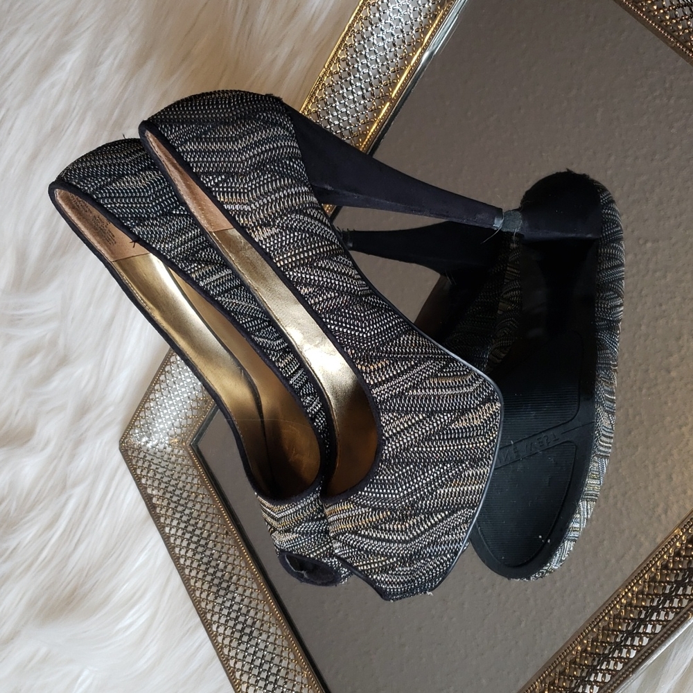 Nine west metallic peep toe platform pumps size 8